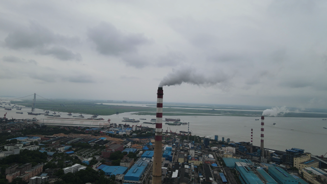 航拍工业生产工厂烟冲炊烟岳阳华能电厂