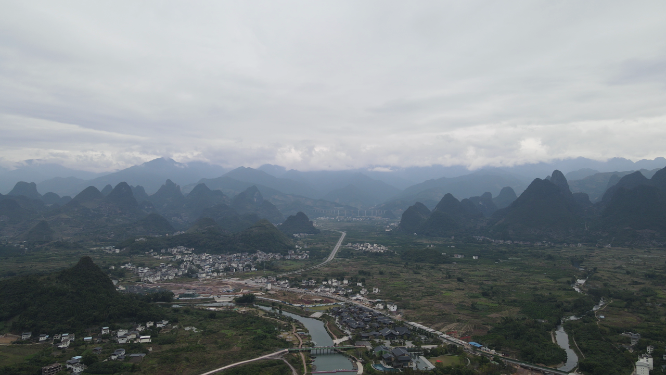 航拍广西桂林清晨迷雾 