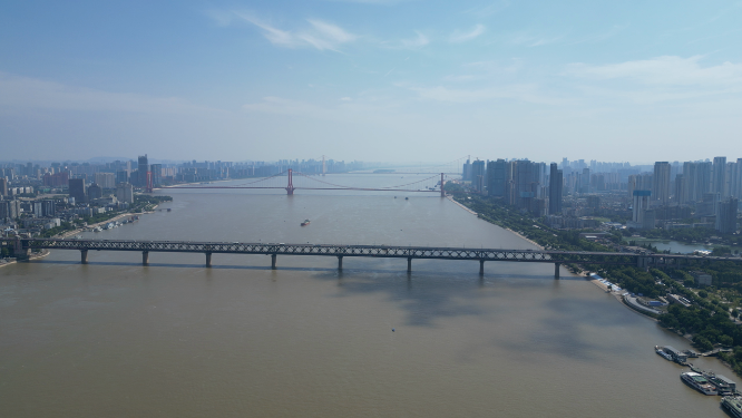 航拍武汉长江大桥交通