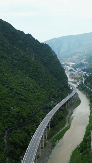 航拍水上公路道路交通
