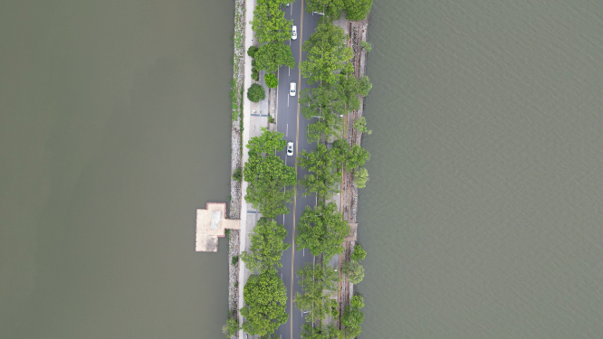 航拍水上唯美公路黄石杭州路