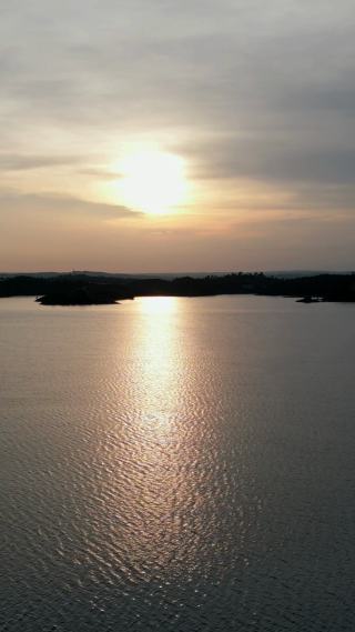 航拍水库日落夕阳倒影