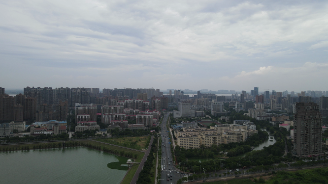 航拍江西九江沿江交通车辆行驶