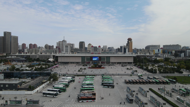 航拍河南郑州火车站交通