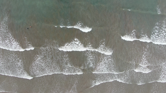航拍波涛汹涌海浪浪花 