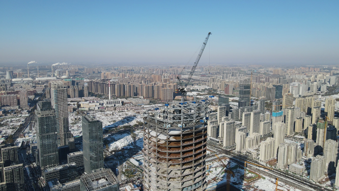 航拍济南金融中心CBD在建高楼吊塔