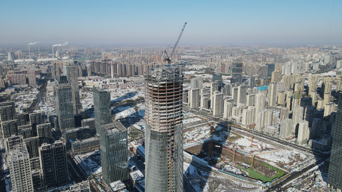 航拍济南金融中心CBD在建高楼吊塔
