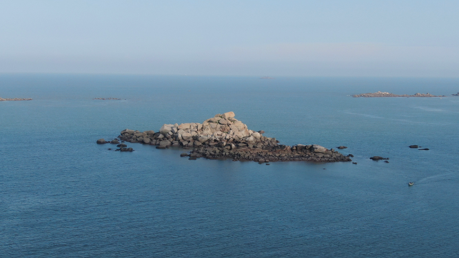 航拍大海海上礁石岛屿