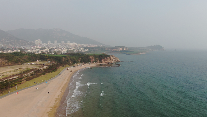 航拍海浪拍打沙滩