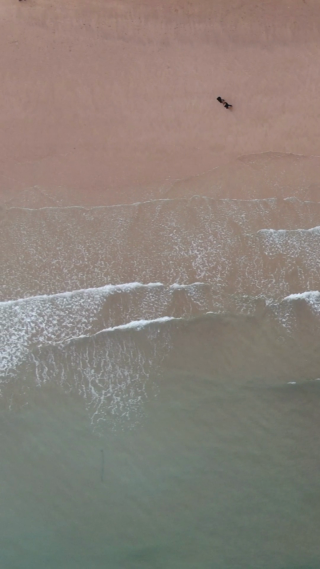 航拍海浪拍打沙滩