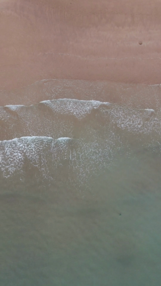 航拍海浪拍打沙滩