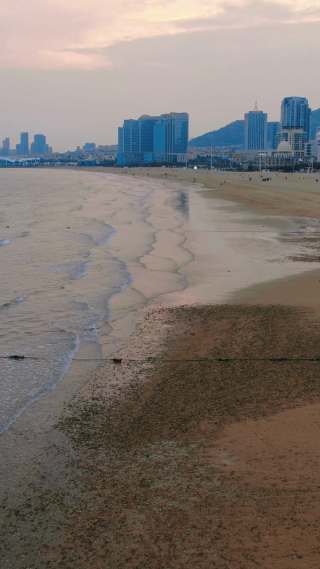 航拍海边沙滩日落晚霞竖屏