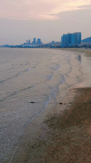 航拍海边沙滩日落晚霞竖屏