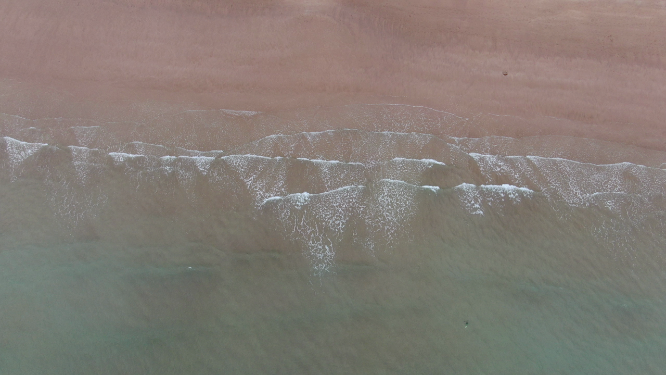 航拍海边沙滩海浪浪花