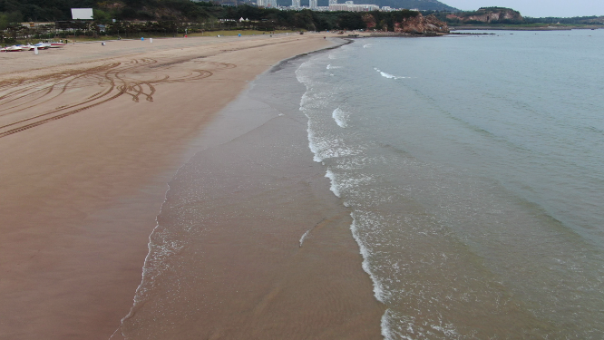 航拍海边沙滩海浪浪花