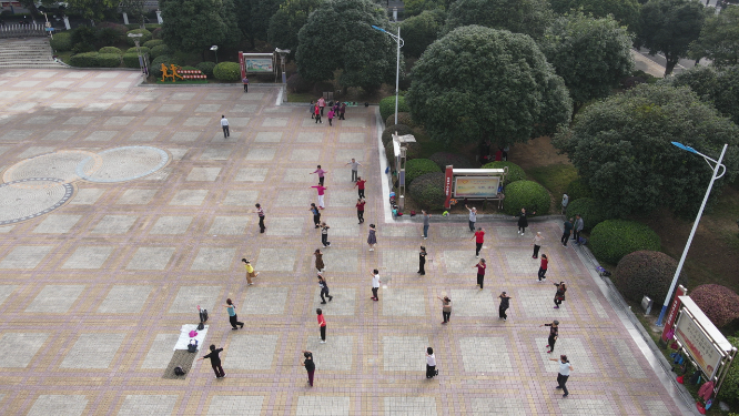 航拍清晨市民跳广场舞
