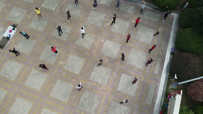 航拍清晨市民跳广场舞