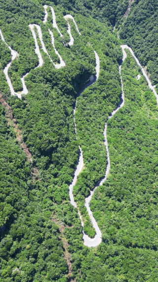 航拍湖北十堰十回首盘山公路