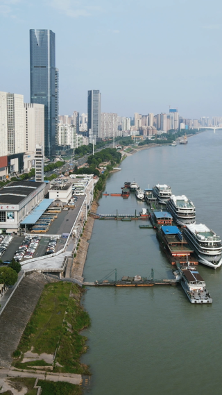 航拍湖北宜昌三峡旅游度假区码头游船
