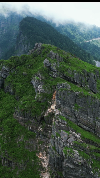 航拍湖北神农架景区神农谷悬岩峭壁