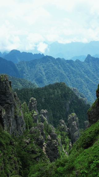 航拍湖北神农架景区神农谷悬岩峭壁