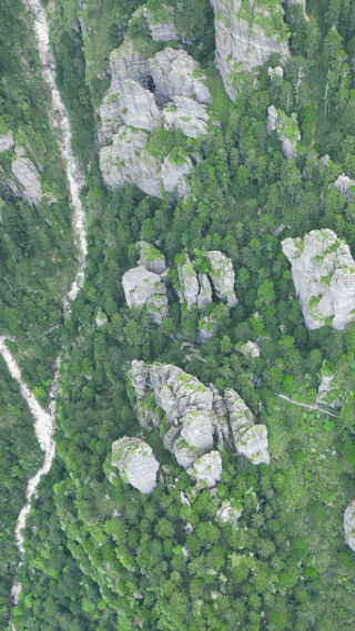航拍湖北神农架景区神农谷悬岩峭壁