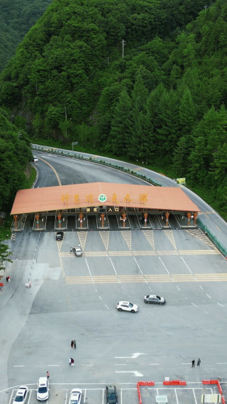 航拍湖北神农架景区神农顶