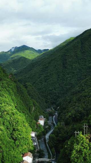 航拍湖北神农架红坪镇