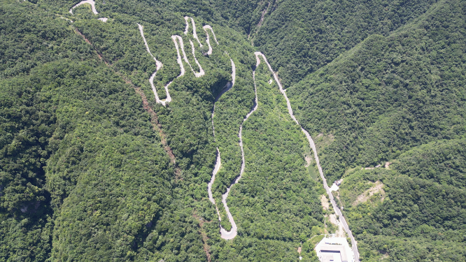 航拍湖北神农架蜿蜒公路