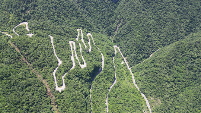 航拍湖北神农架蜿蜒公路