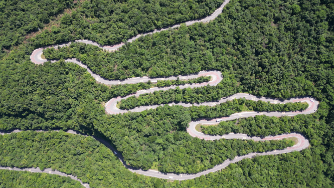 航拍湖北神农架蜿蜒公路