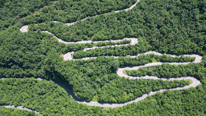 航拍湖北神农架蜿蜒公路