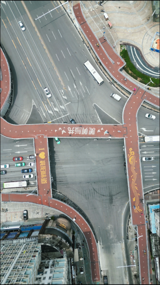 航拍湖北襄阳人民广场人行天桥