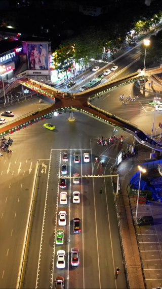 航拍湖北襄阳人民广场天桥交通大道夜景