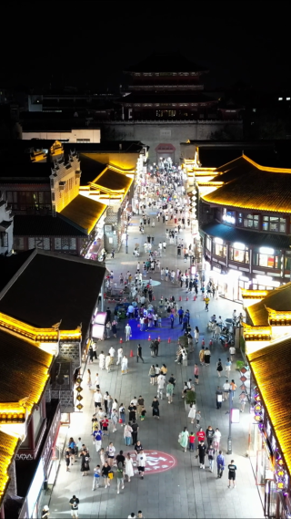 航拍湖北襄阳古城北街夜景