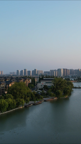 航拍湖北襄阳古城护城河