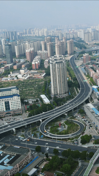 航拍湖北襄阳城市交通竖版视频