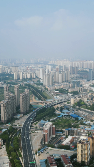 航拍湖北襄阳城市交通竖版视频