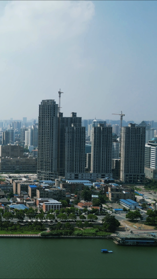 航拍湖北襄阳城市地标高楼 