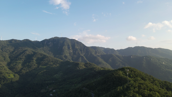 航拍湖北襄阳横冲景区风车