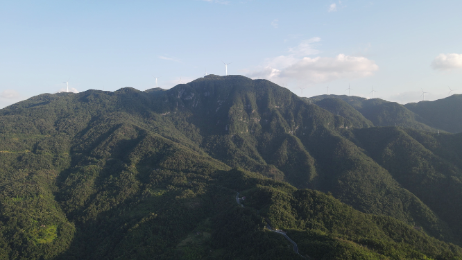 航拍湖北襄阳横冲景区风车