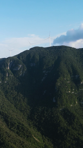 航拍湖北襄阳横冲景区风车
