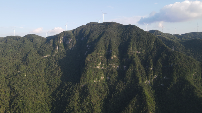 航拍湖北襄阳横冲景区风车