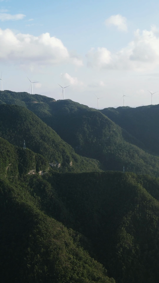 航拍湖北襄阳横冲景区风车