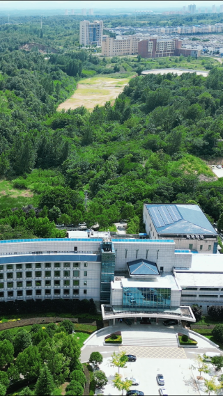 航拍湖北随州市委办公大楼