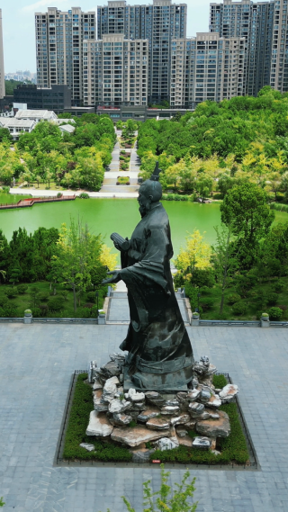 航拍湖北随州文化公园季梁雕像