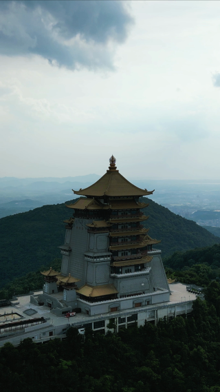 航拍湖北黄石东方山4A景区金顶