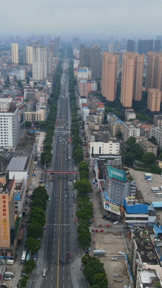 航拍湖南岳阳城市大道 