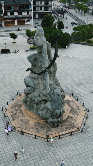 湖南岳阳巴陵广场辛巴斩蛇雕像航拍