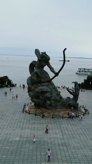 湖南岳阳巴陵广场辛巴斩蛇雕像航拍